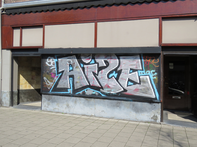 829774 Afbeelding van graffiti met de gestileerde tekst AISE , op het neergelaten rolluik voor de etalage van het ...